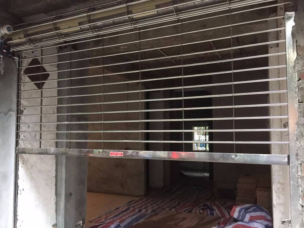 卷闸门旁边加个不锈钢门图片