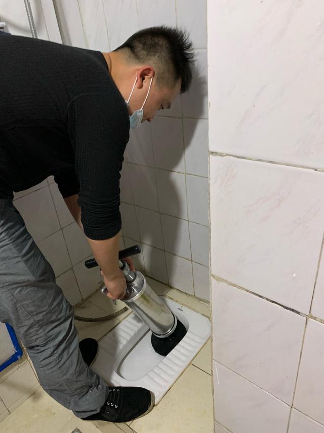卫生间找什么工人做