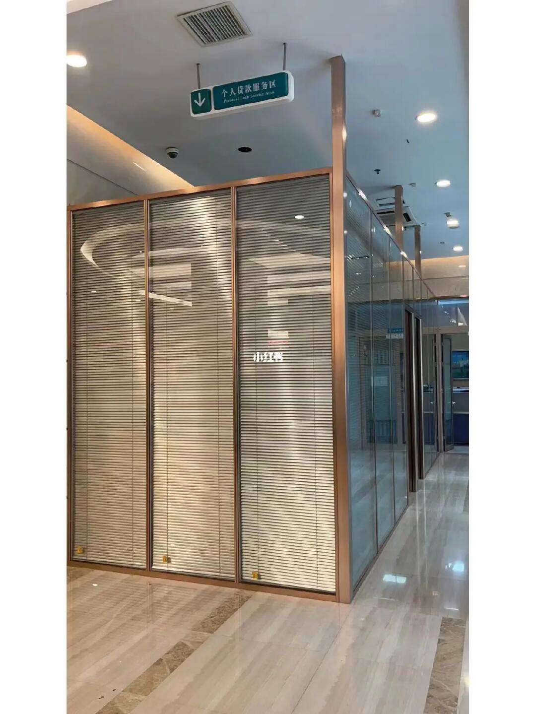玻璃不锈钢包边隔墙效果图