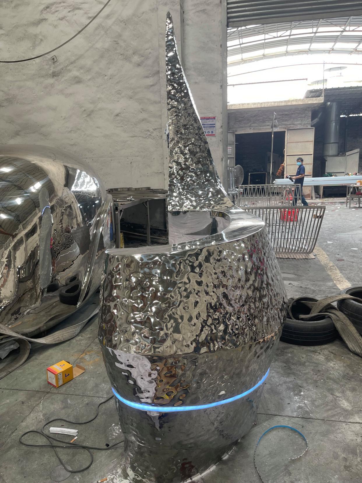 墙面做不锈钢镜面,其工程量如何计算?