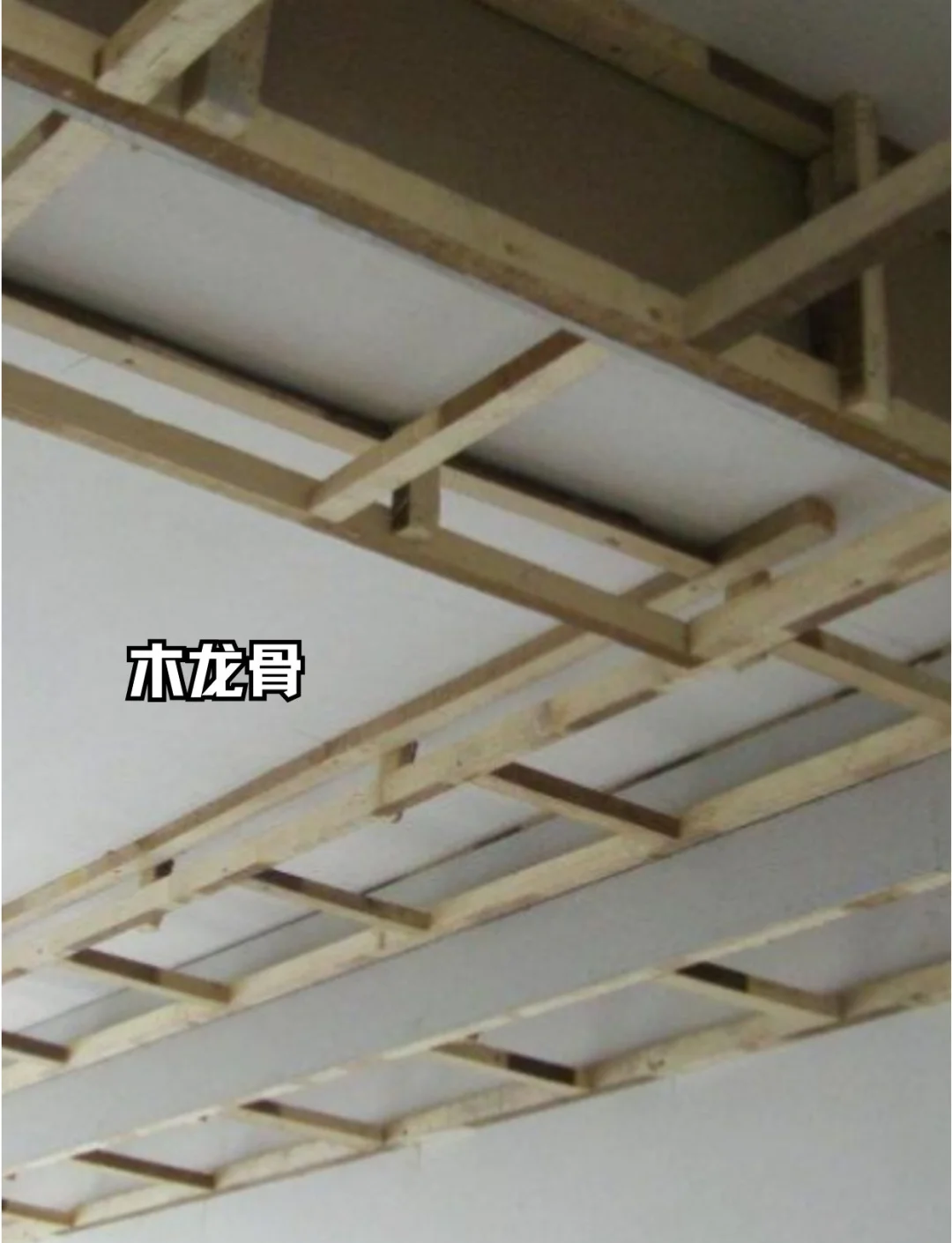 轻钢龙骨和木龙骨价格差多少钱
