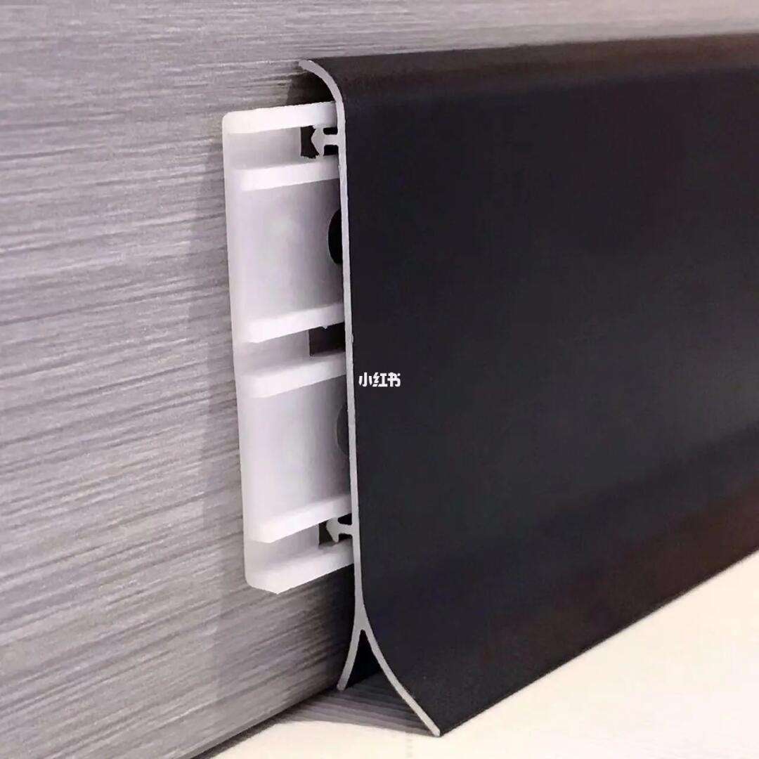 扣钢踢脚线用什么样的板打底好看
