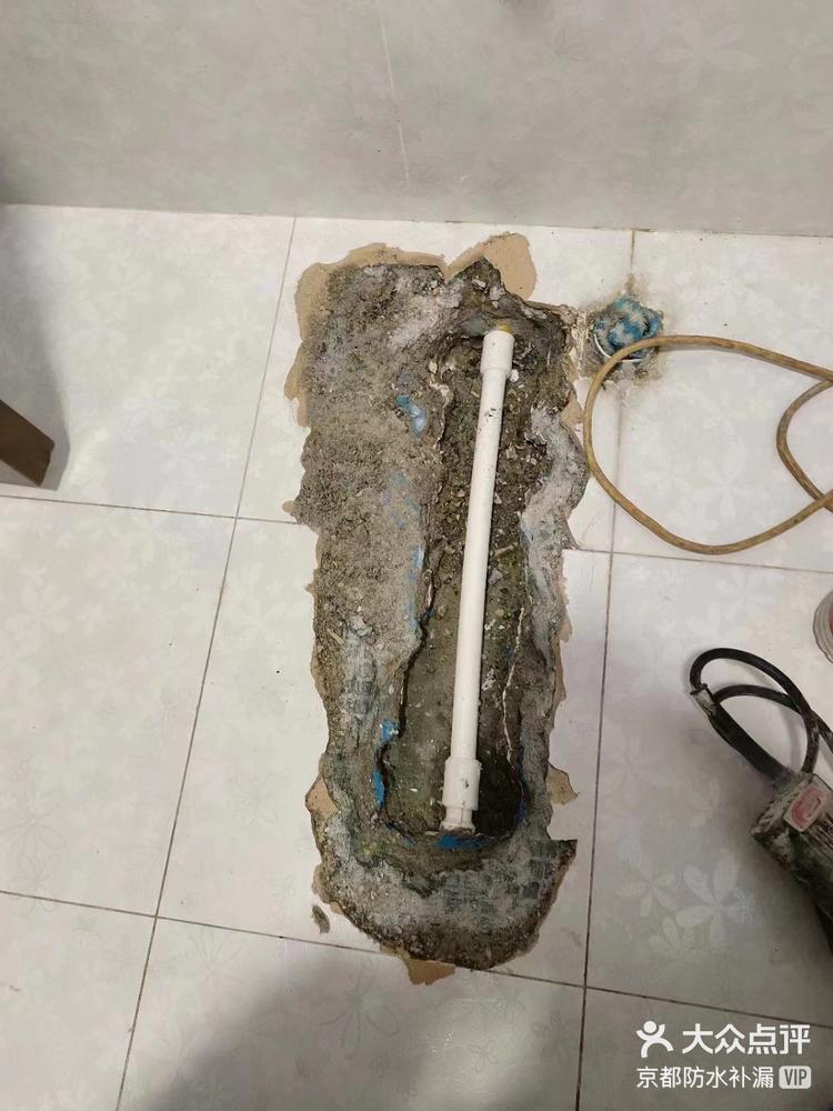 卫生间相邻的卧室墙角渗水