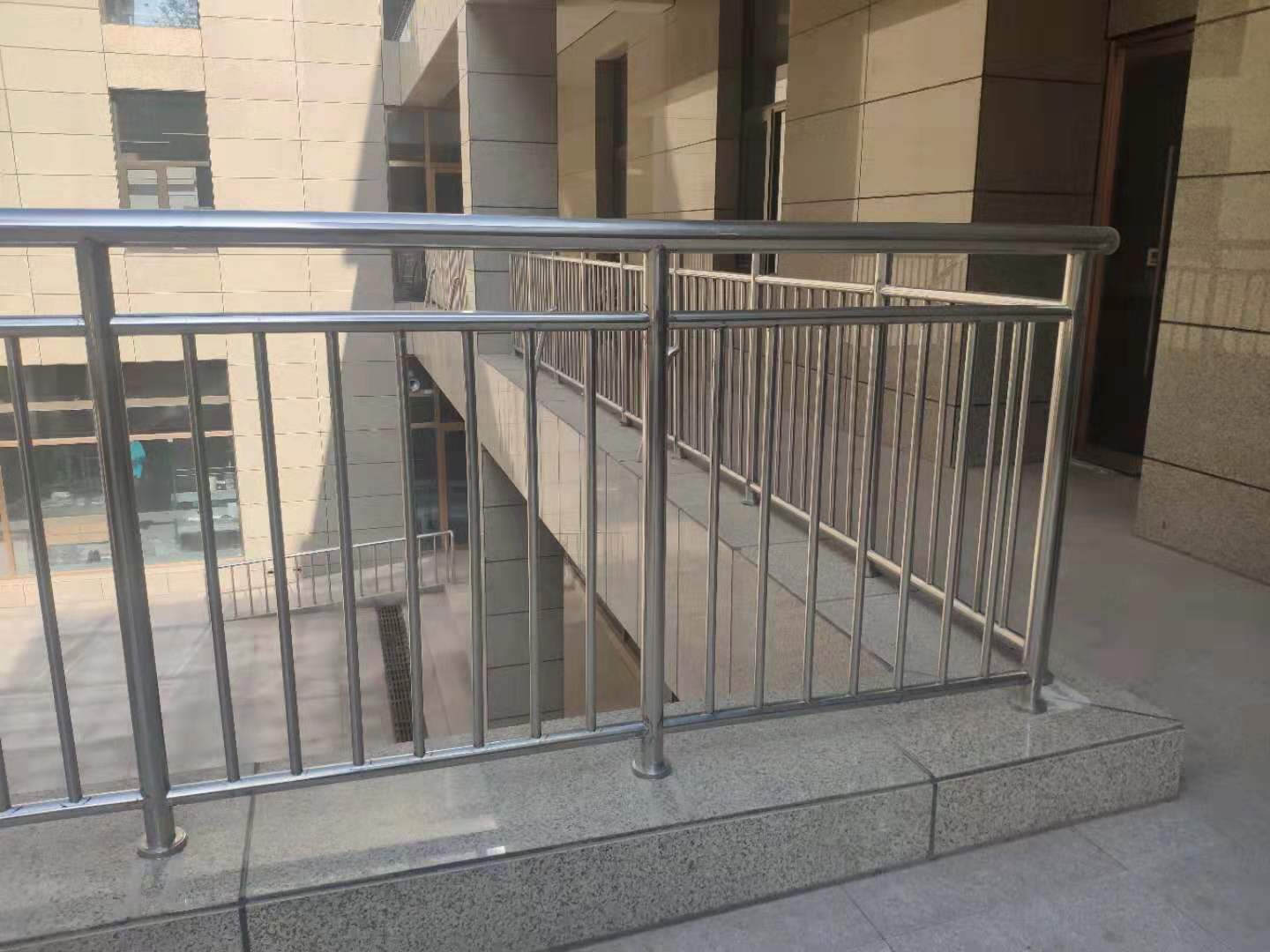 扶手栏杆不锈钢多少钱一米