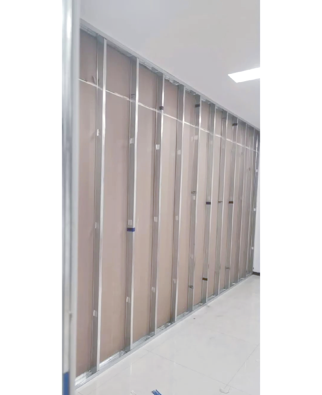 试述铝合金龙骨吊顶,轻钢龙骨吊顶的构造和施工要点