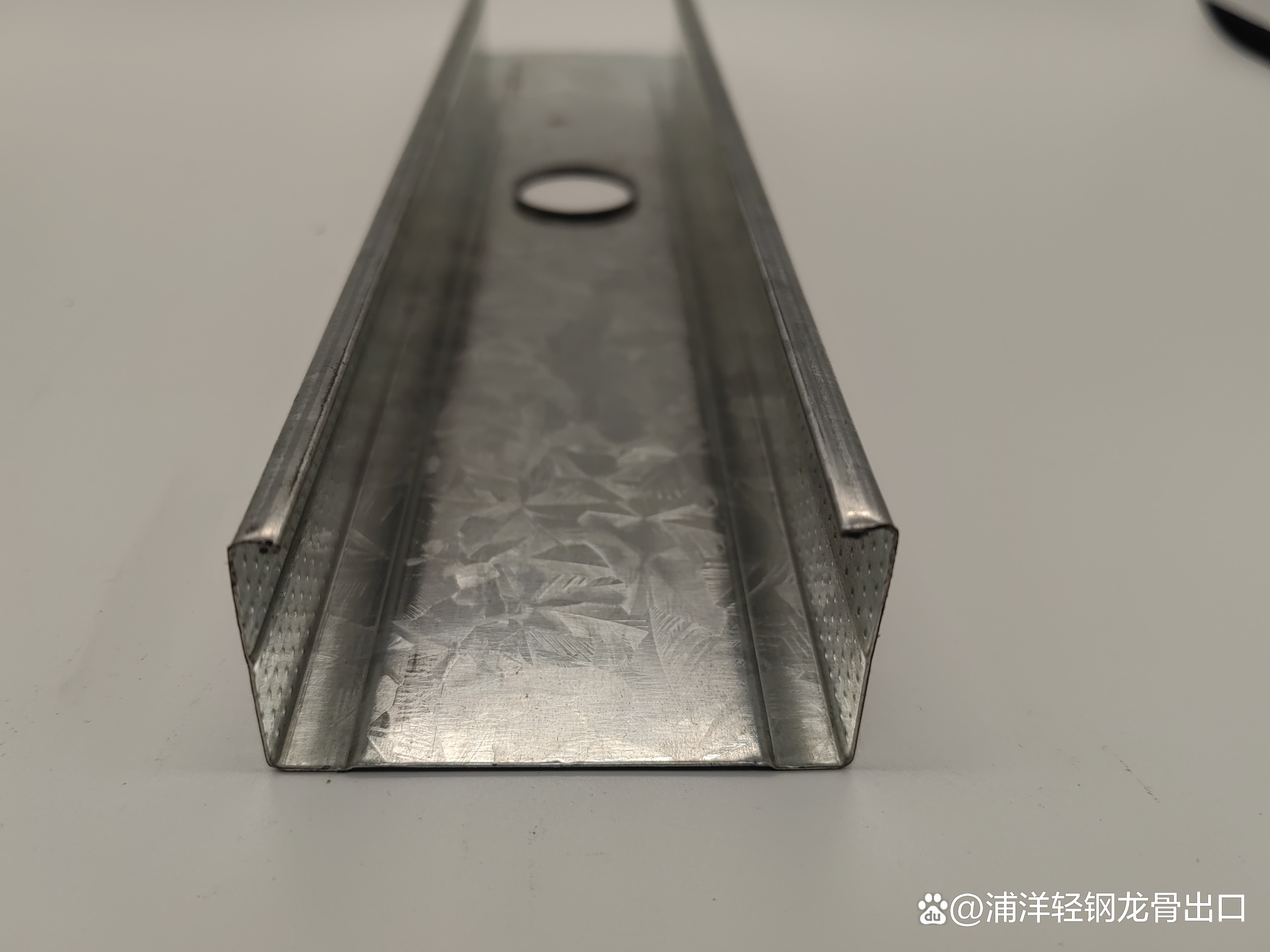 轻钢木龙骨和木龙骨的区别图片