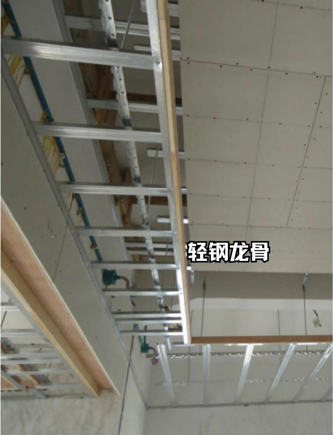木龙骨吊顶与轻钢龙骨价格哪个高