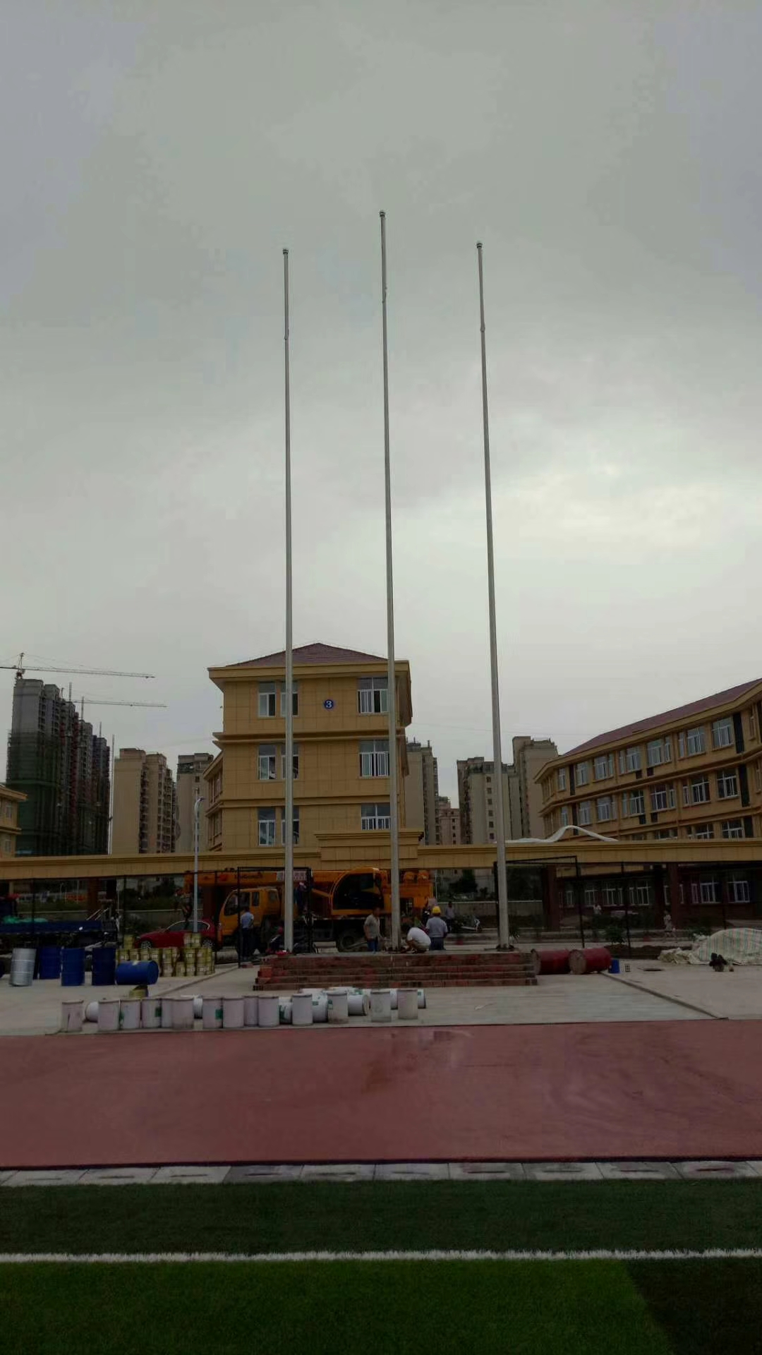 办公楼前立旗杆应在什么位置