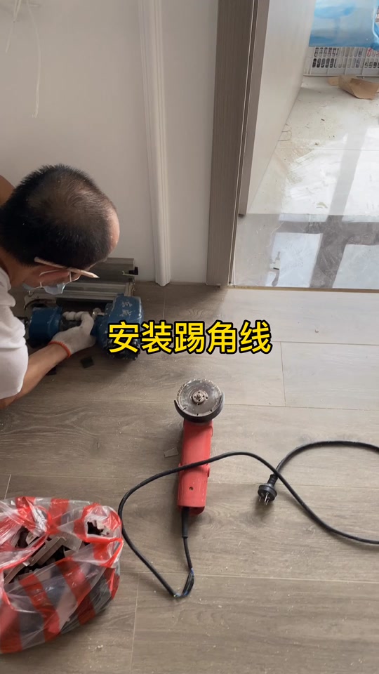 竹木纤维踢脚线的安装方法