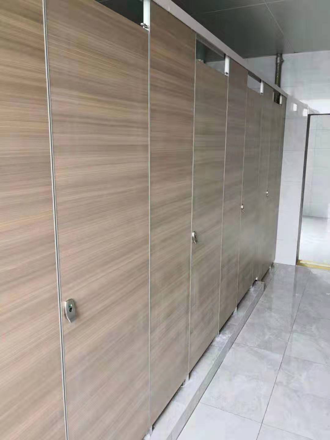 公厕隔断板是什么材料做的