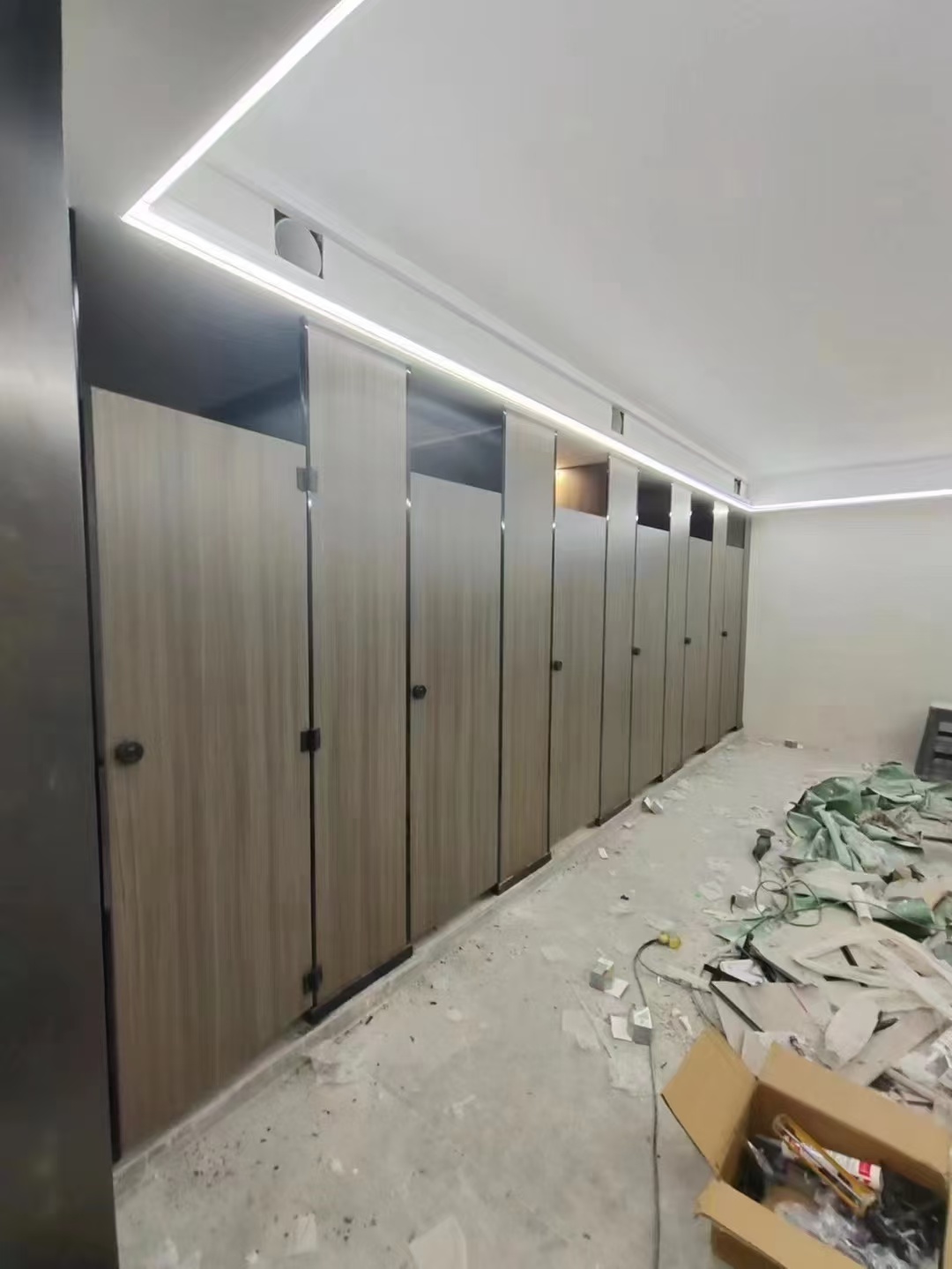 公共卫生间隔断价格多少钱一平方
