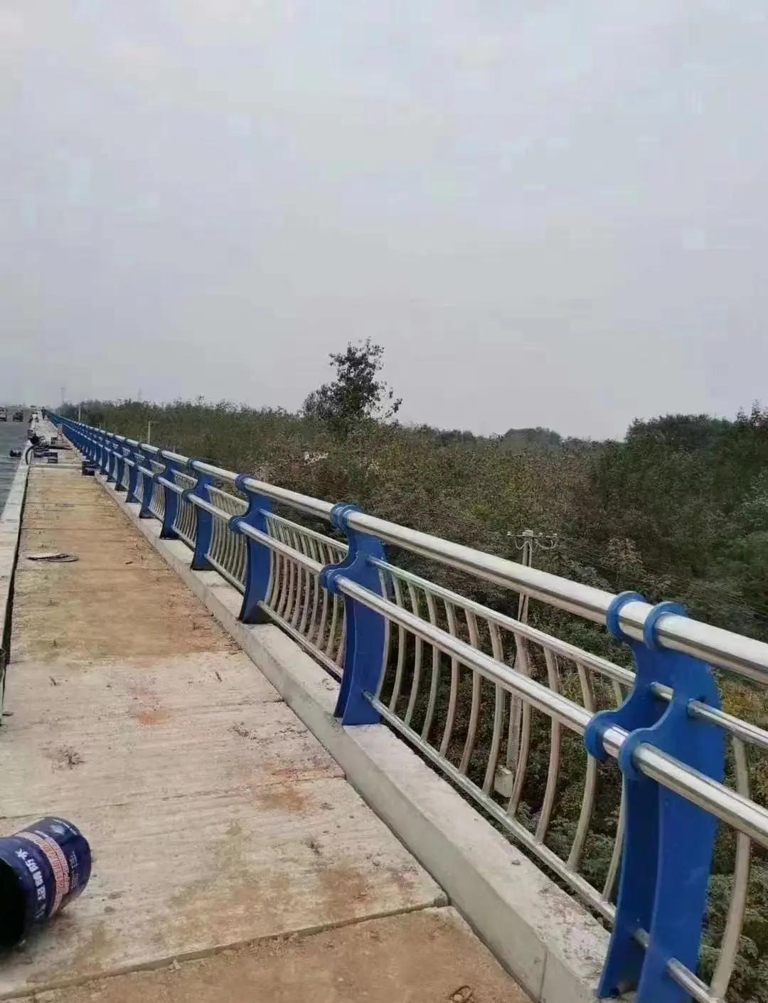 2025护栏是不锈钢的贵还是铝合金的贵