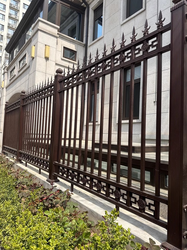 锌钢栏杆和铝合金栏杆区别,锌钢栏杆和铝合金栏杆区别