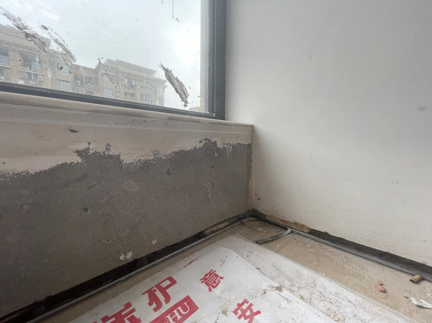 不锈钢踢脚线底部的缝
