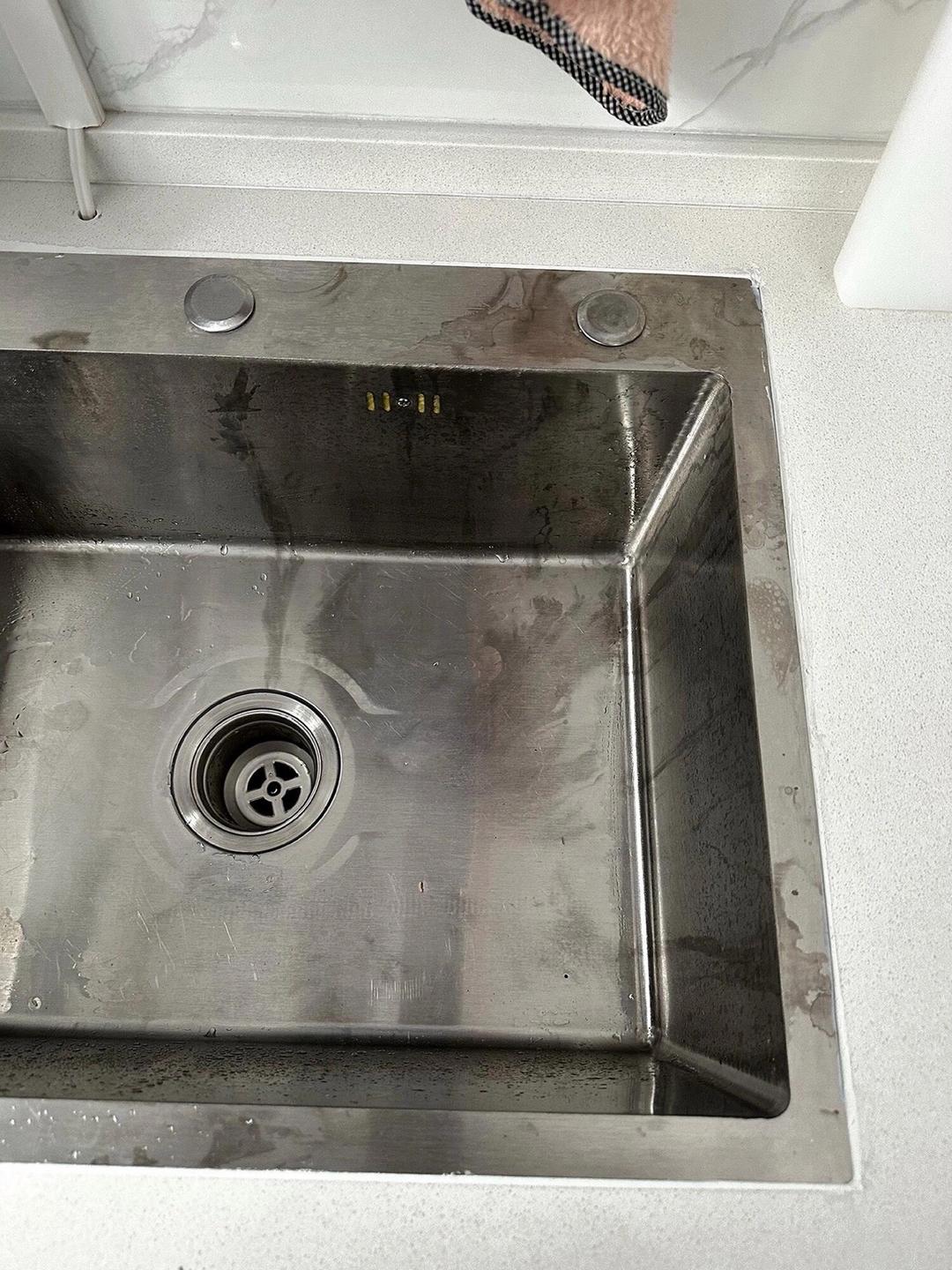 不锈钢溅上盐酸变黑怎样处理
