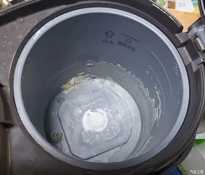 不锈钢锅被烟熏黑的地方怎么去除