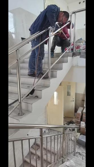 不锈钢楼梯扶手安装步骤视频