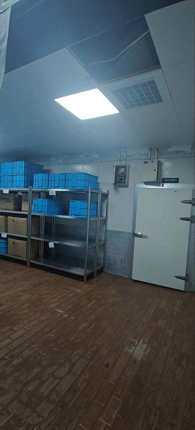 冷库没有地板怎样固定墙板呢