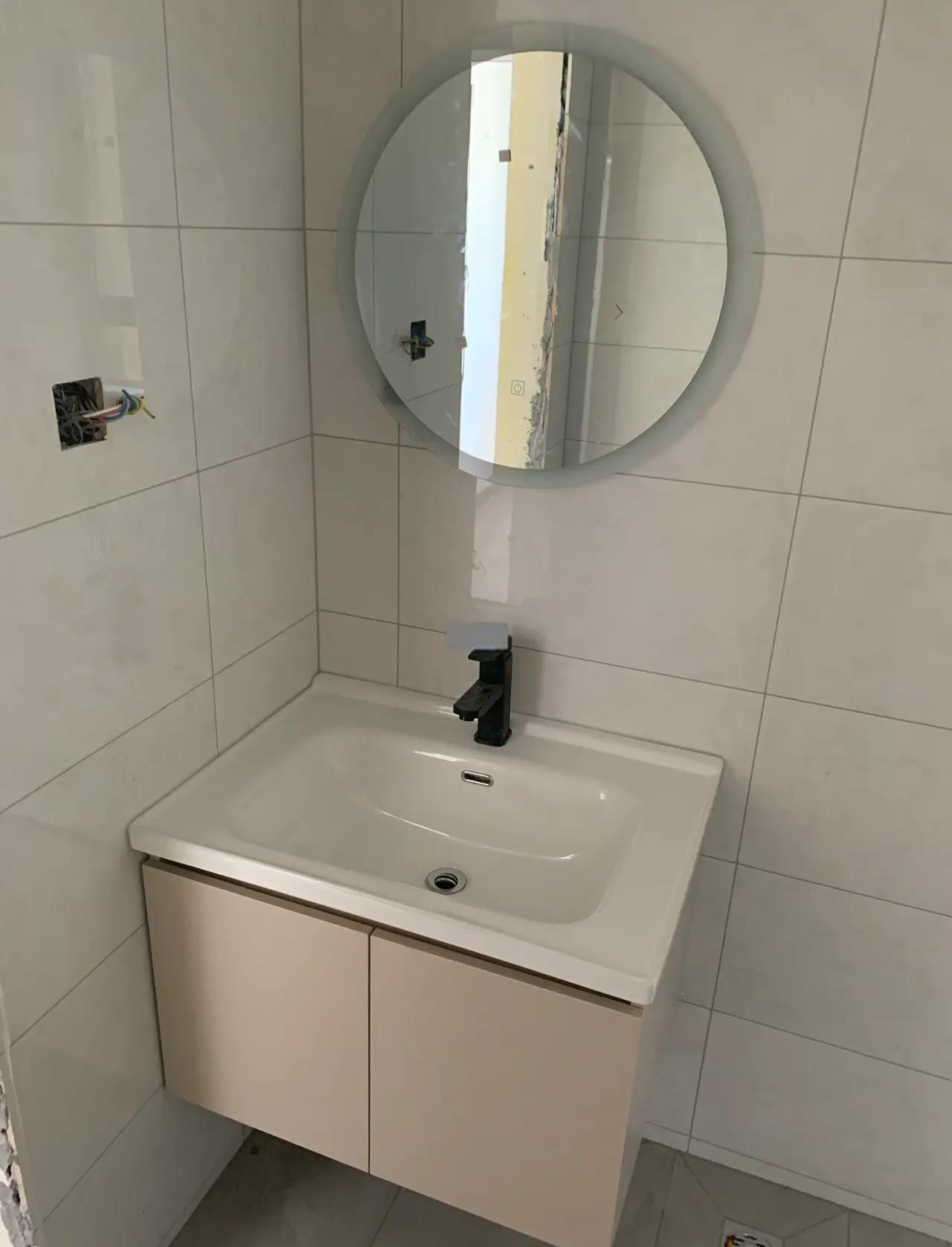浴室柜是全屋定制还是买成品比较好?