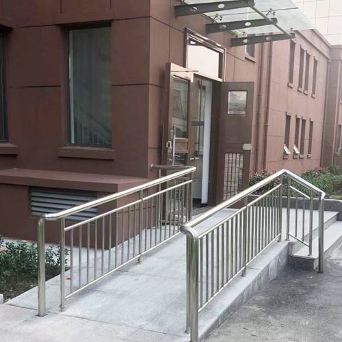 不锈钢护栏怎么跟地面固定在一起