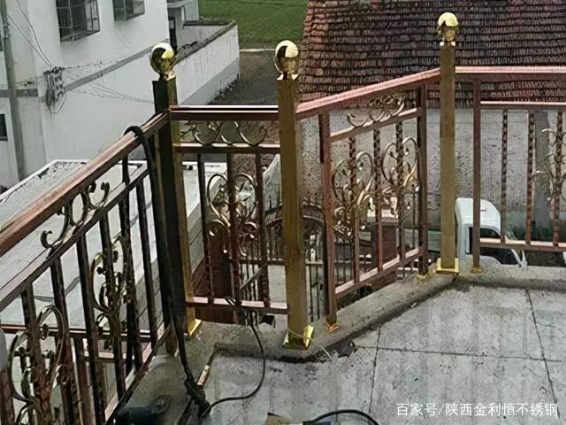家用楼梯扶手木头的好还是铝合金好