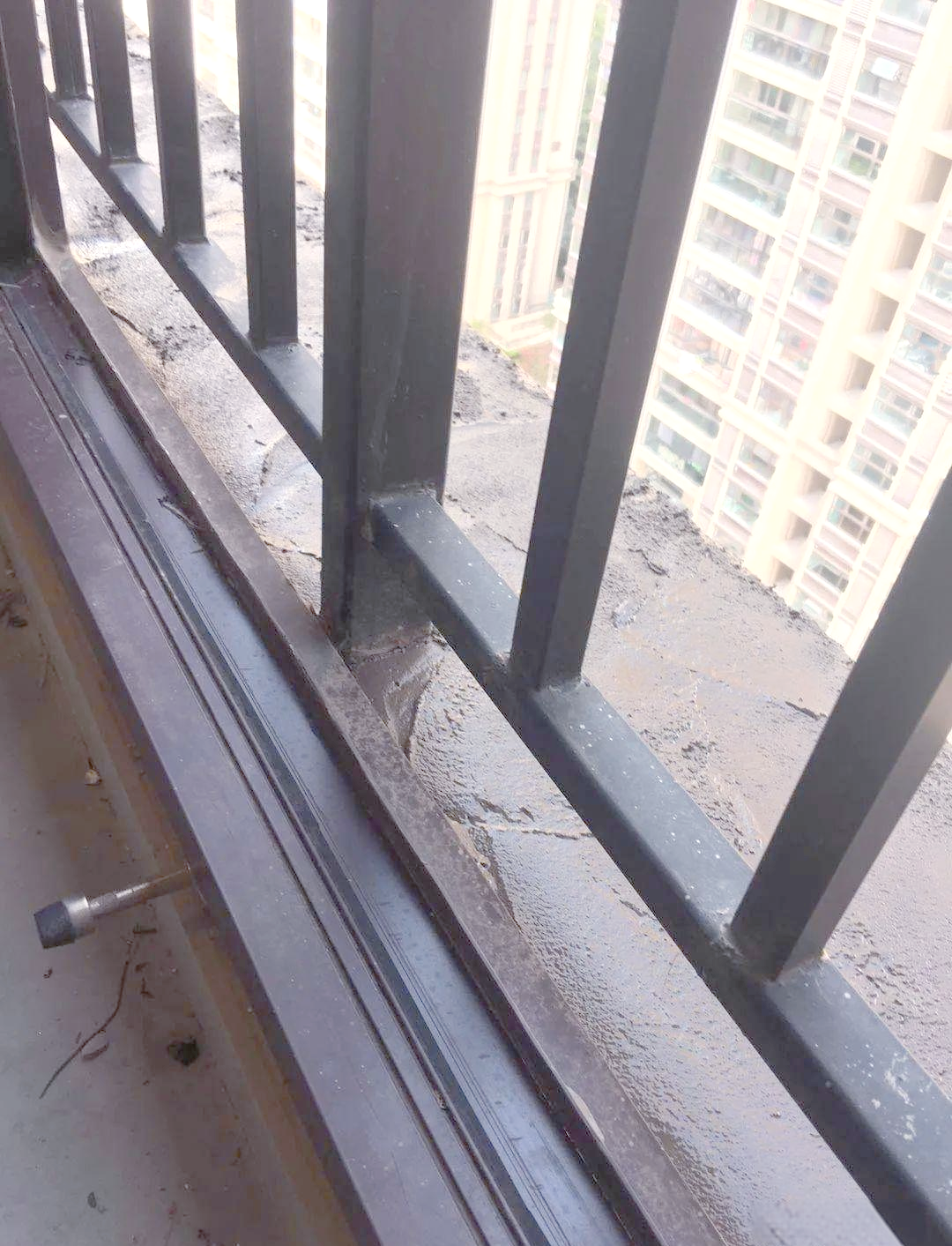 阳台外沿不锈钢包边防水贴瓷砖更好