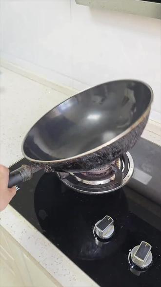 洗锅里面的黑油垢妙招是什么