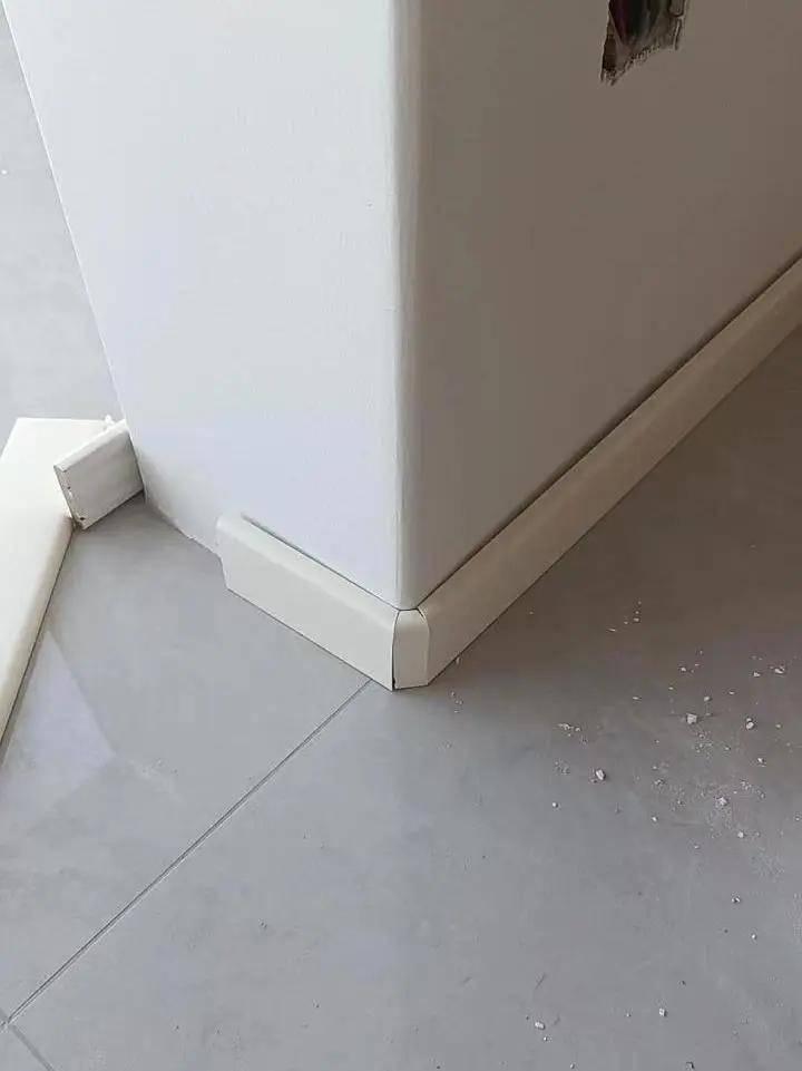 不锈钢踢脚线安装时有缝隙怎么处理