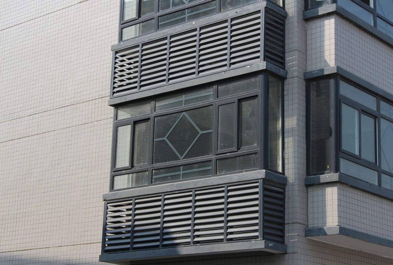 室外百叶窗都是用什么装的